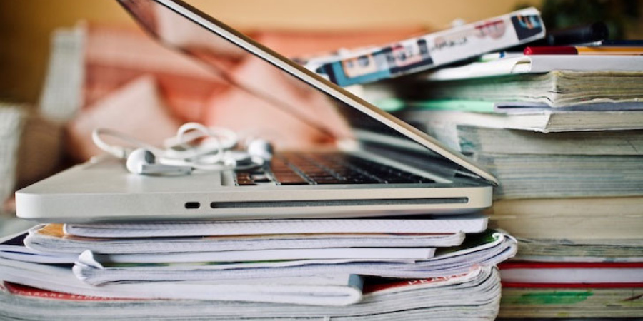 Ein Laptop auf Dokumenten