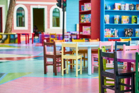 Stühle in einem Kindergarten