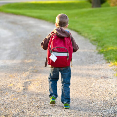 Ein Junge mit rotem Rucksack
