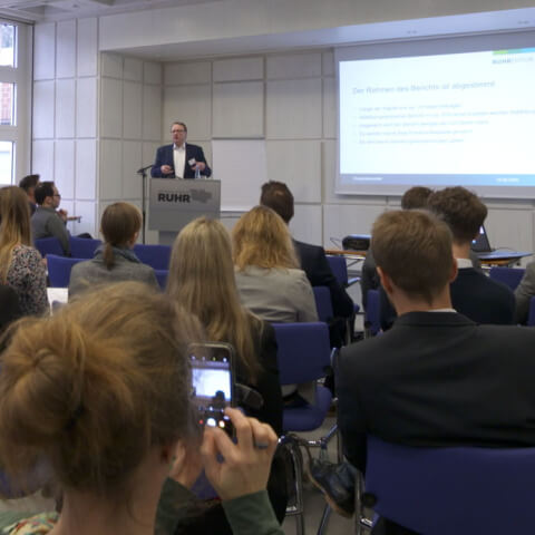Ein Bild vieler Menschen bei der Auftaktveranstaltung