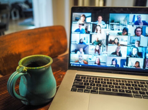 Webinare Oktober Ein Laptop während einer Videokonferenz